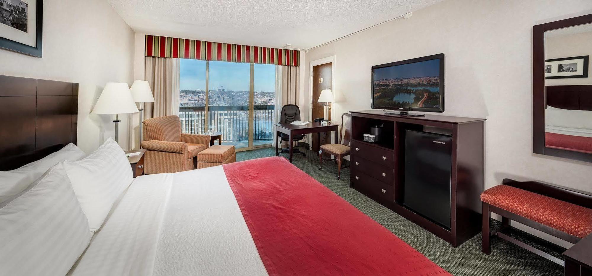 Holiday Inn Rosslyn At Key Bridge Арлингтън Екстериор снимка